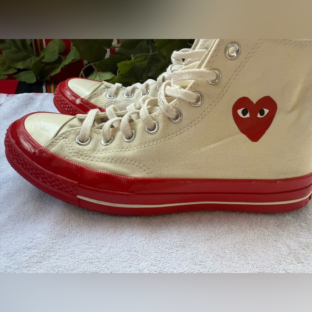 Sneakers with Red Heart Design - Picture 2 of 12